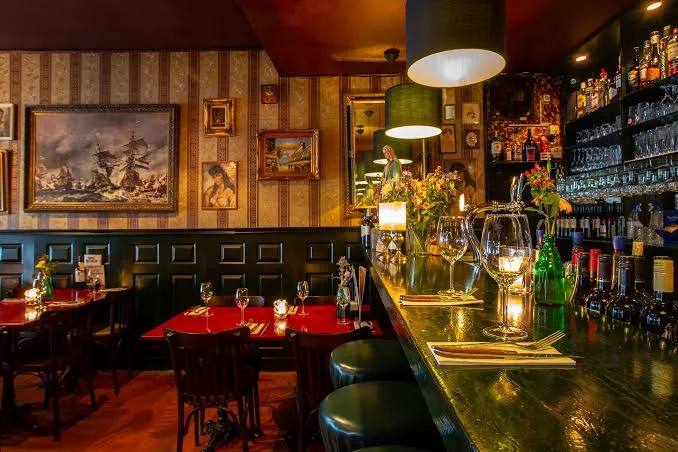 Binnen aan de bar